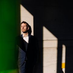 Ein Mann lehnt an einer Wand