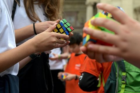 Kinder spielen mit Zauberwürfeln.