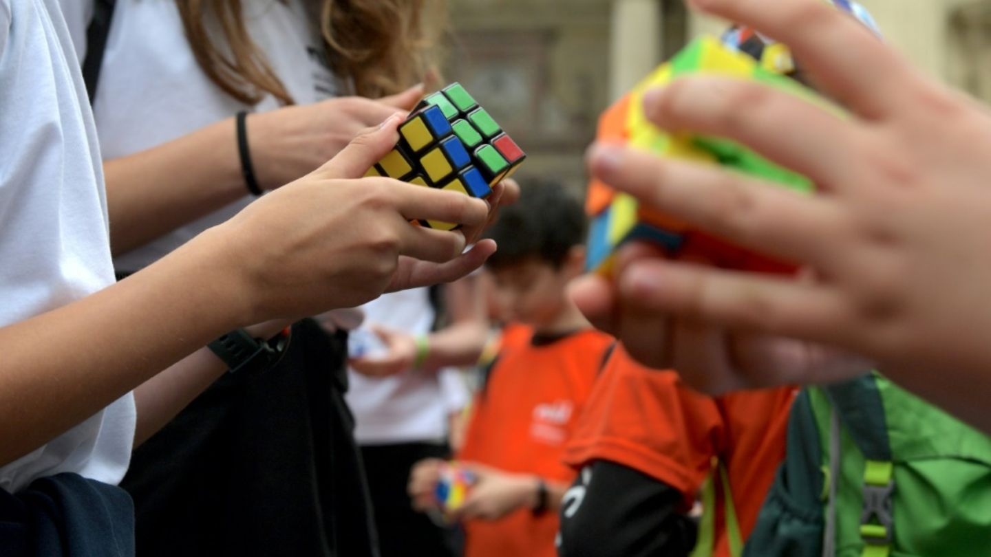 Kinder spielen mit Zauberwürfeln.