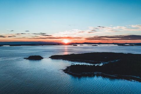 Blick aufs Meer bei Sonnenuntergang vom Hummerort Stonington in Maine