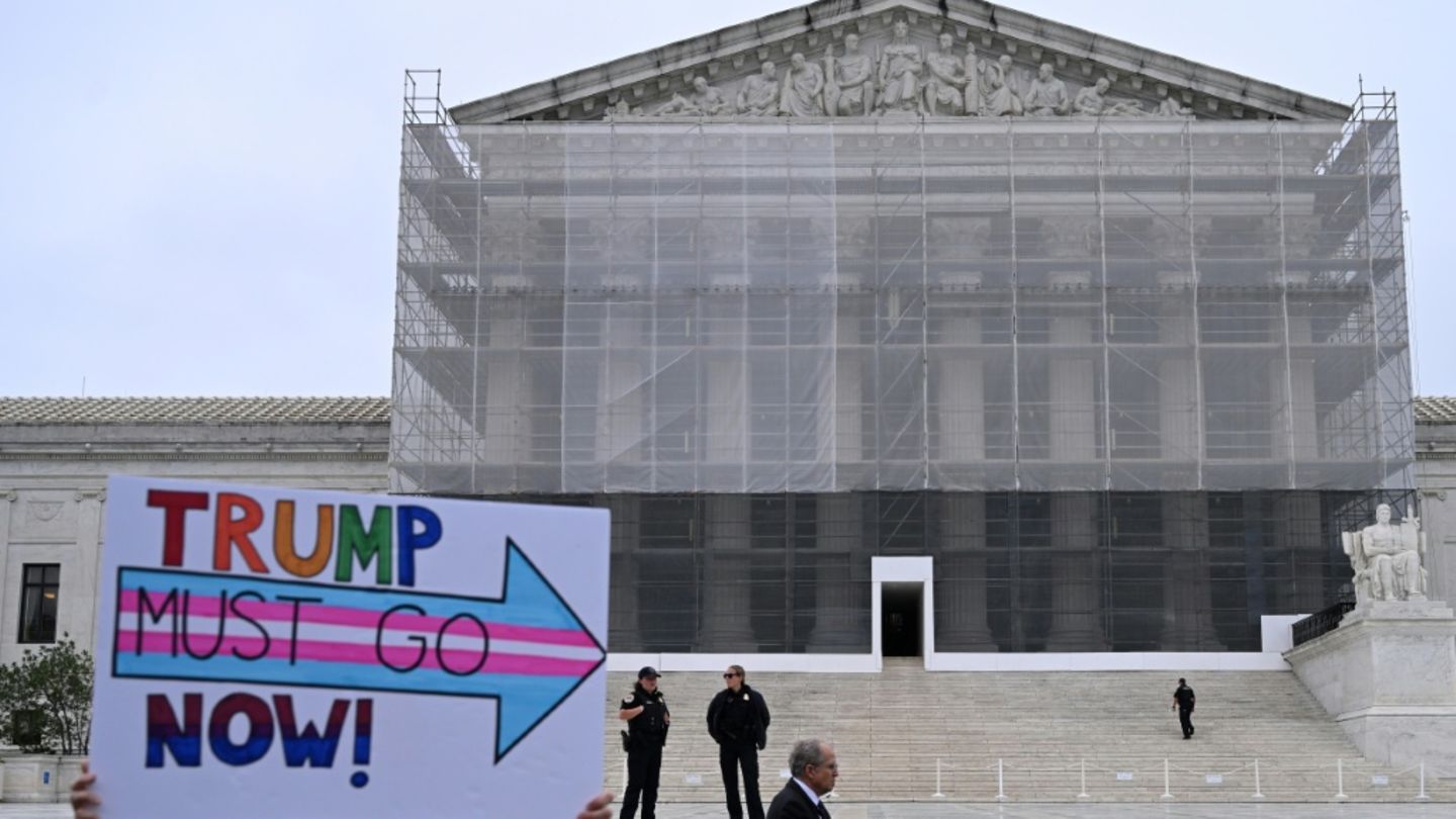 Anti-Trump-Demonstranten vor dem Obersten Gericht im Juni