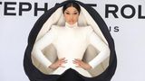 Haute Couture: Cardi B mit einer Robe, die sie wie ein Ei umhüllt
