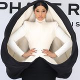Haute Couture: Cardi B mit einer Robe, die sie wie ein Ei umhüllt