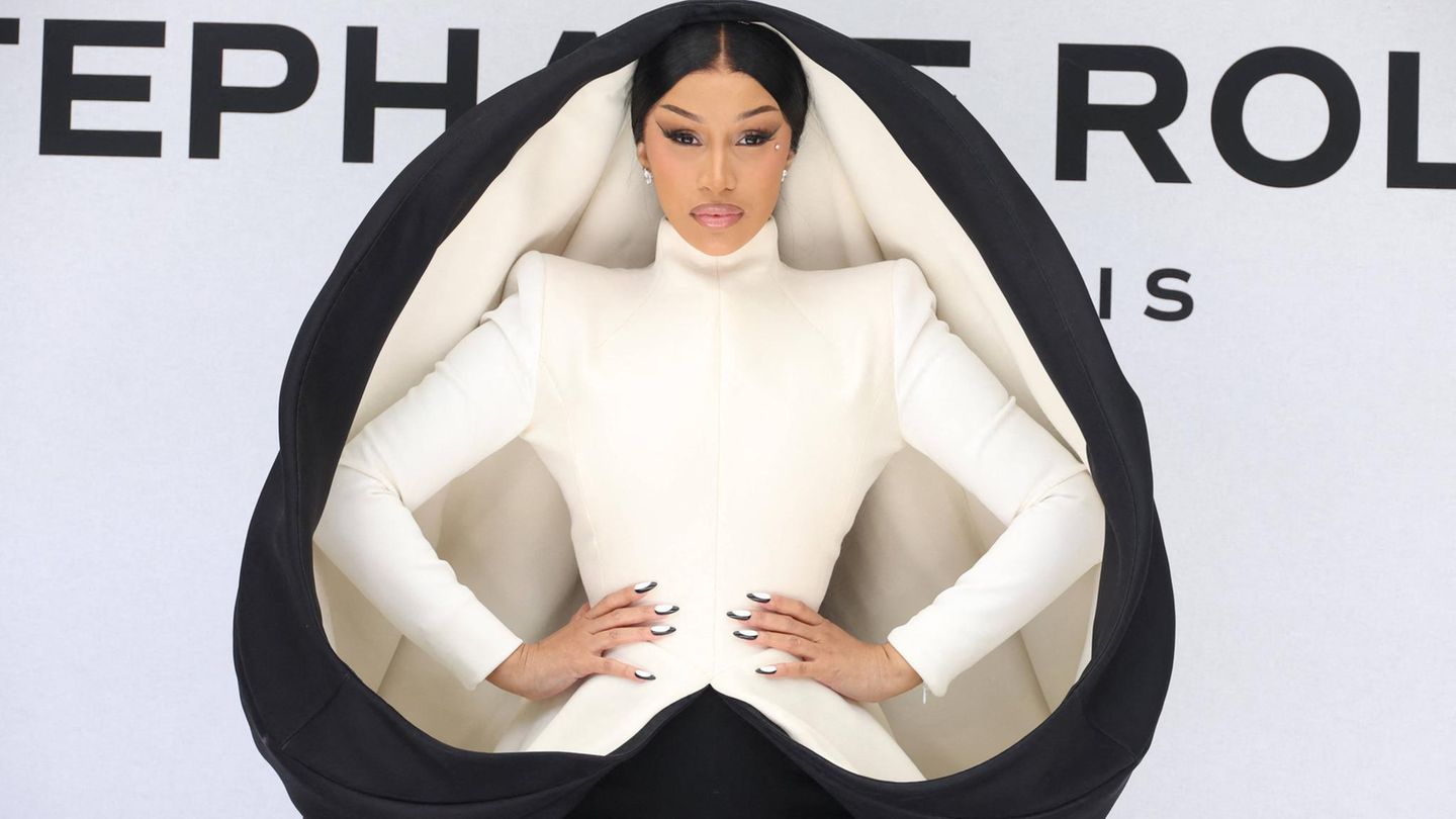 Haute Couture: Cardi B mit einer Robe, die sie wie ein Ei umhüllt