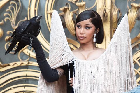 Haute Couture: Cardi B in Paris mit einem Vogel auf dem Arm bei den Couture Schauen