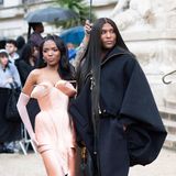 Haute Couture: Frau mit Stiletto-Kleid und Stylist Law Roach