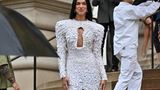 Haute Couture: Dua Lipa im weißen Schlüsselloch-Kleid