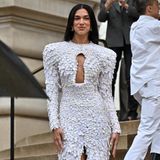 Haute Couture: Dua Lipa im weißen Schlüsselloch-Kleid