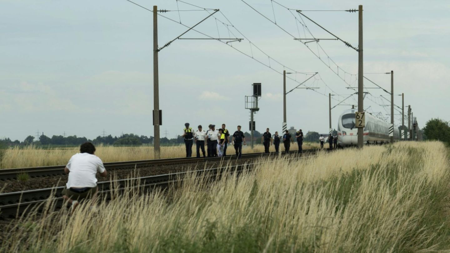 Einsatzkräfte an gestopptem ICE