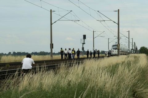 Einsatzkräfte an gestopptem ICE