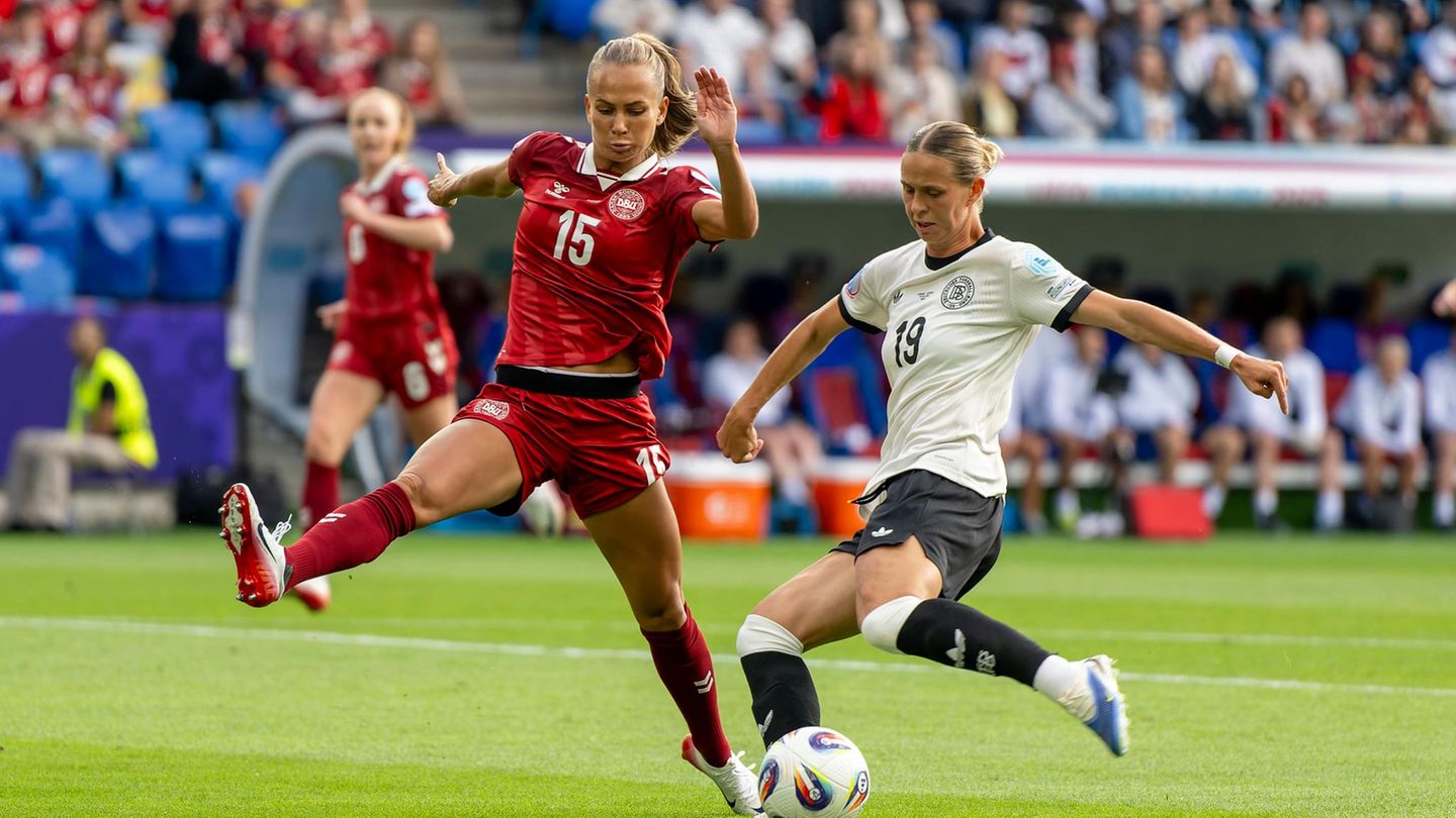 Frederike Thögersen aus Dänemark im Duell mit Klara Bühl von den DFB-Frauen