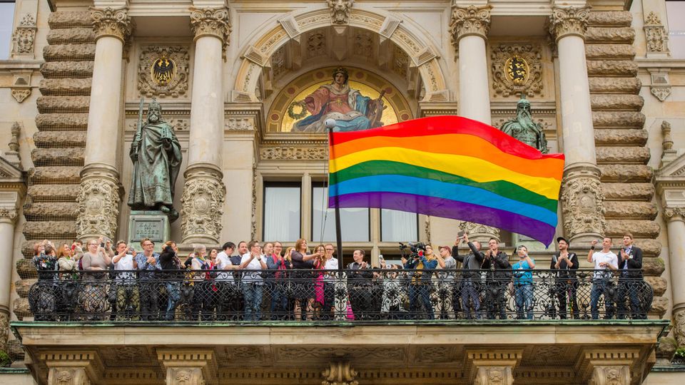 Regenbogenflagge am Balkon des Rathauses in Hamburg Regenbogenflagge am Balkon des Rathauses in Hamburg