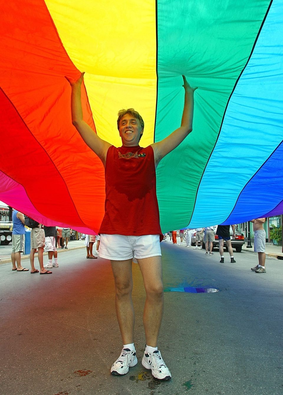 "Erfinder der Regenbogenfahne": Der Künstler und Aktivist Gilbert Baker mit einer Regenbogenflagge "Erfinder der Regenbogenfahne": Der Künstler und Aktivist Gilbert Baker mit einer Regenbogenflagge