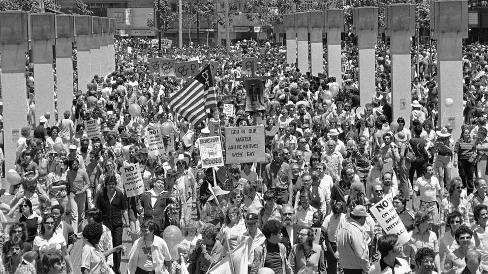 Flaggen-Diskussion: Kampf gegen Diskriminierung und Hass: Auf der "Gay Freedom Parade" in San Francisco protestieren 1978 Hunderte Menschen für Gleichberechtigung. Die Metropole ist der Geburtsort der Regenbogenfahne Kampf gegen Diskriminierung und Hass: Auf der "Gay Freedom Parade" in San Francisco protestieren 1978 Hunderte Menschen für Gleichberechtigung. Die Metropole ist der Geburtsort der Regenbogenfahne