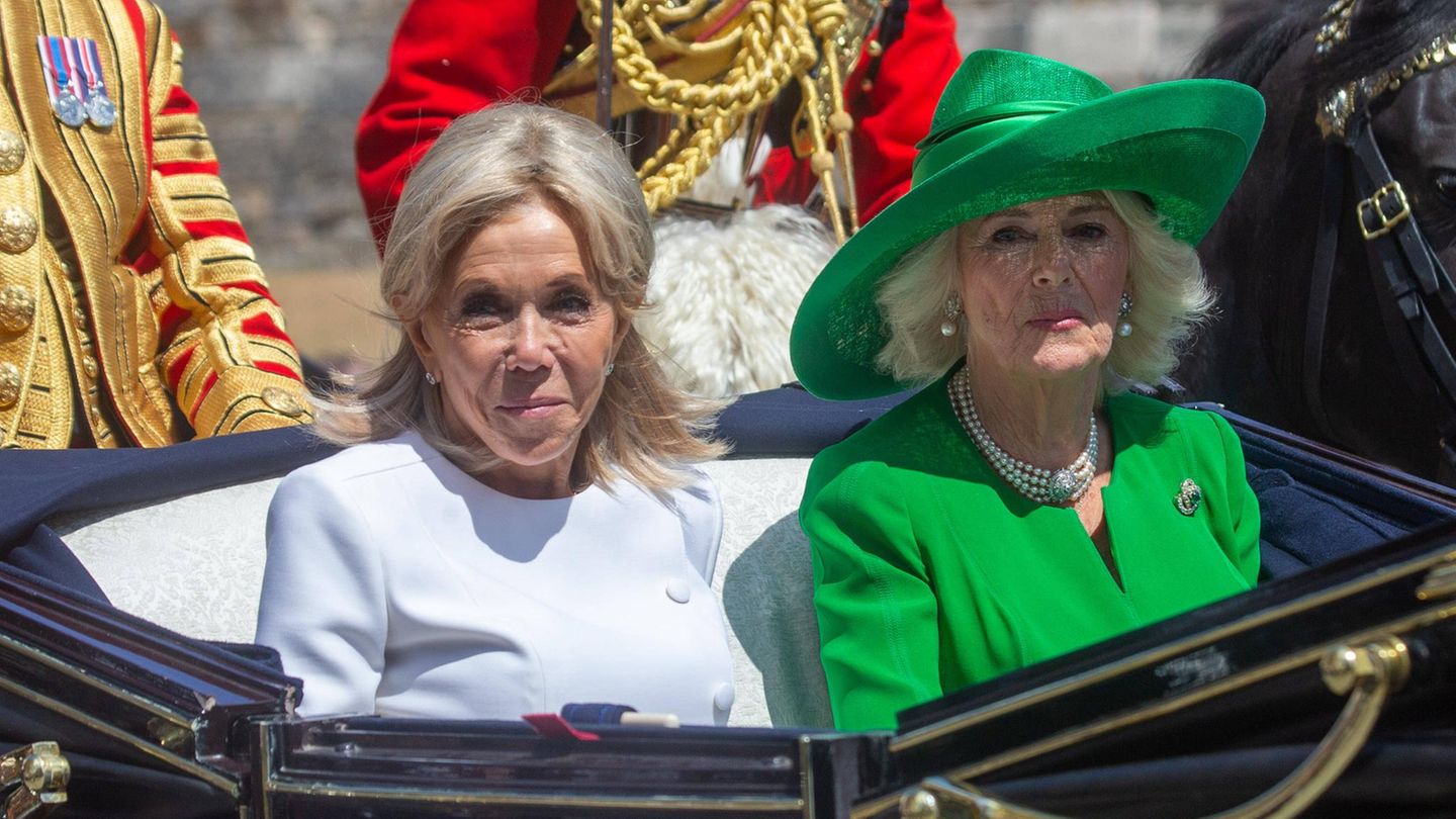 Brigitte Macron mit Königin Camilla in einer Kutsche