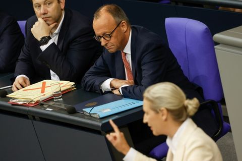 Merz und Vize-Kanzler Klingbeil während Weidel-Rede