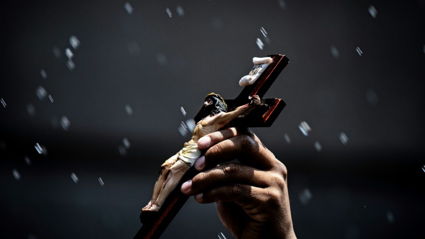 Gläubiger Christ mit Kruzifix