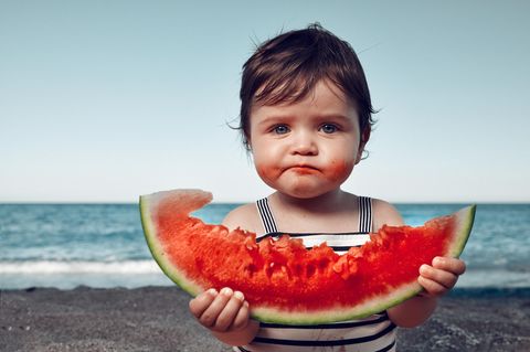 Kind isst Wassermelone