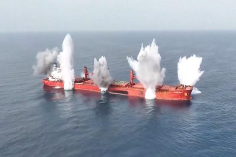 Roter Frachter auf offenem Meer wird versenkt von den Huthi