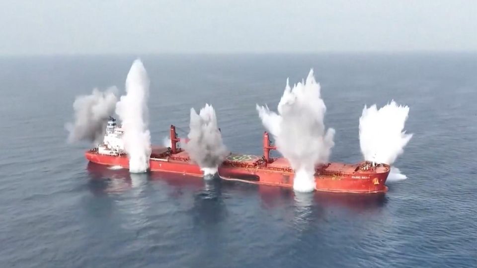 Mayday: Huthi inszenieren Versenkung von Frachter im Roten Meer Roter Frachter auf offenem Meer wird versenkt von den Huthi
