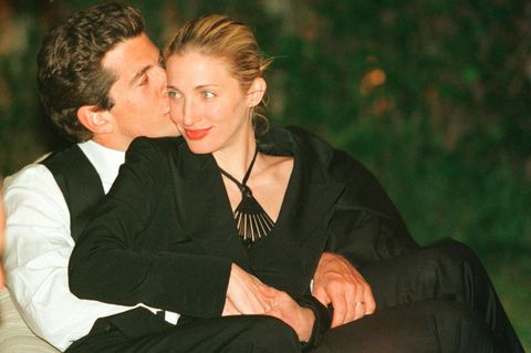 John F. Kennedy Jr. und Carolyn Bessette in inniger Pose