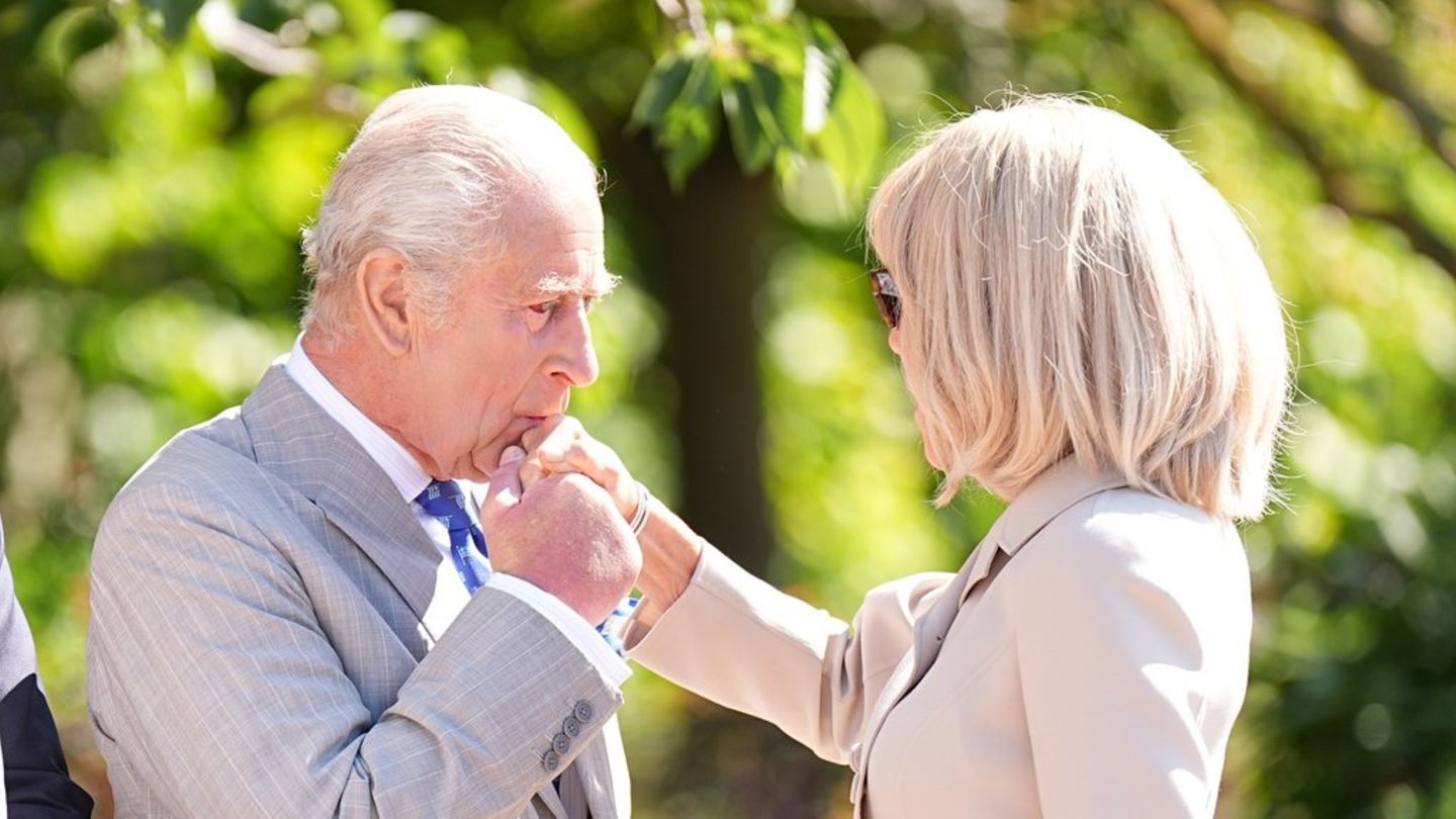 King Charles: A hand kiss for Brigitte Macron to say goodbye