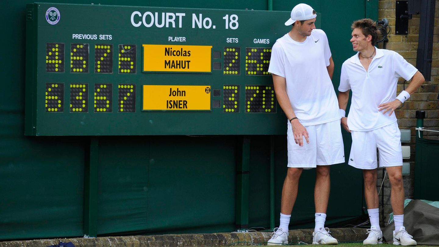 Nicolas Mahut und John Isner nach dem längsten Tennisspiel in Wimbledon 2010 Nicolas Mahut und John Isner nach dem längsten Tennisspiel in Wimbledon 2010