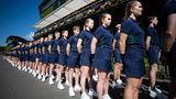 Ballmädchen in einer Reihe in Wimbledon