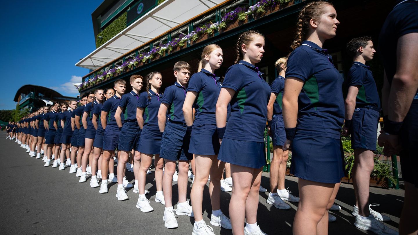 Ballmädchen in einer Reihe in Wimbledon