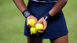 Drei Tennisbälle in der Hand von einem Ballmädchen in Wimbledon