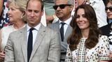 Kate lächelnd neben William auf der Tribüne in Wimbledon