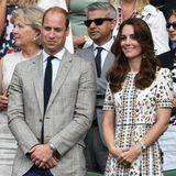 Kate lächelnd neben William auf der Tribüne in Wimbledon