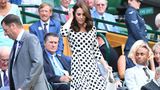 Kate in einem weißen Kleid mit großen schwarzen Punkten