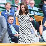 Kate in einem weißen Kleid mit großen schwarzen Punkten