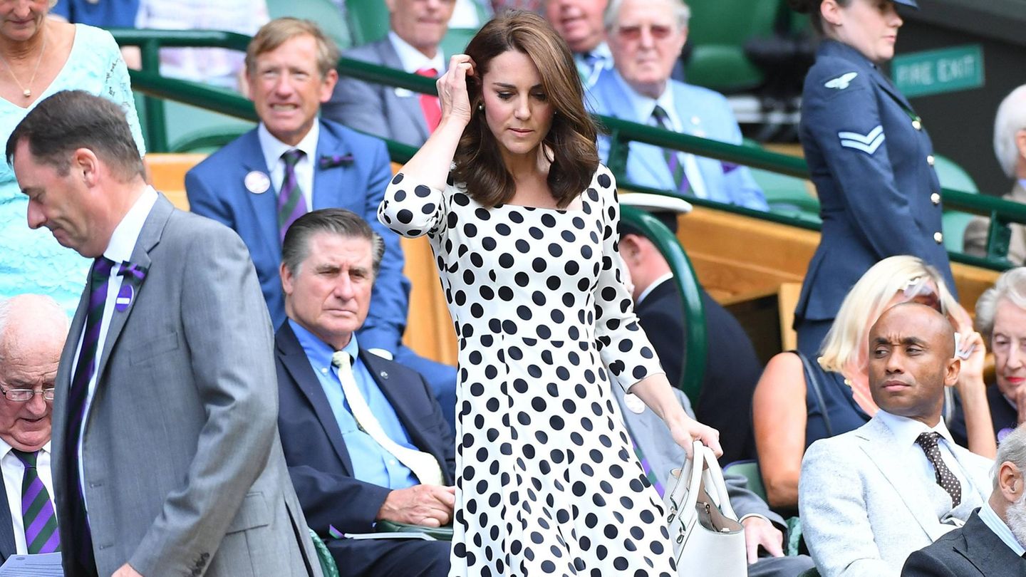 Kate in einem weißen Kleid mit großen schwarzen Punkten