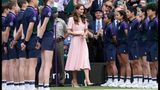 Kate in rosa auf dem Centre Court, sie begrüßt sie Ballkinder, die aufgereiht da stehen