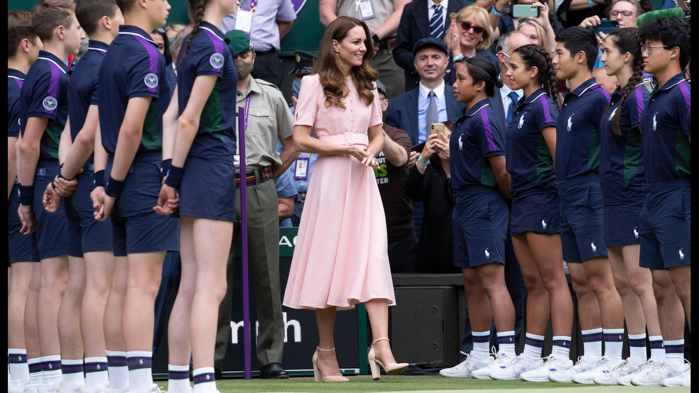 Kate in rosa auf dem Centre Court, sie begrüßt sie Ballkinder, die aufgereiht da stehen