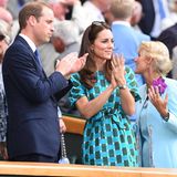 William und Kate applaudieren auf der Tribüne, sie in einem grün-blau gemusterten Kleid