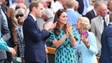 William und Kate applaudieren auf der Tribüne, sie in einem grün-blau gemusterten Kleid