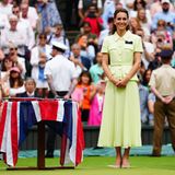 Kate im sommergelben Dress neben der Siegerschale der Damen 2023