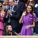 Kate winkt im lilafarbenen Kleid