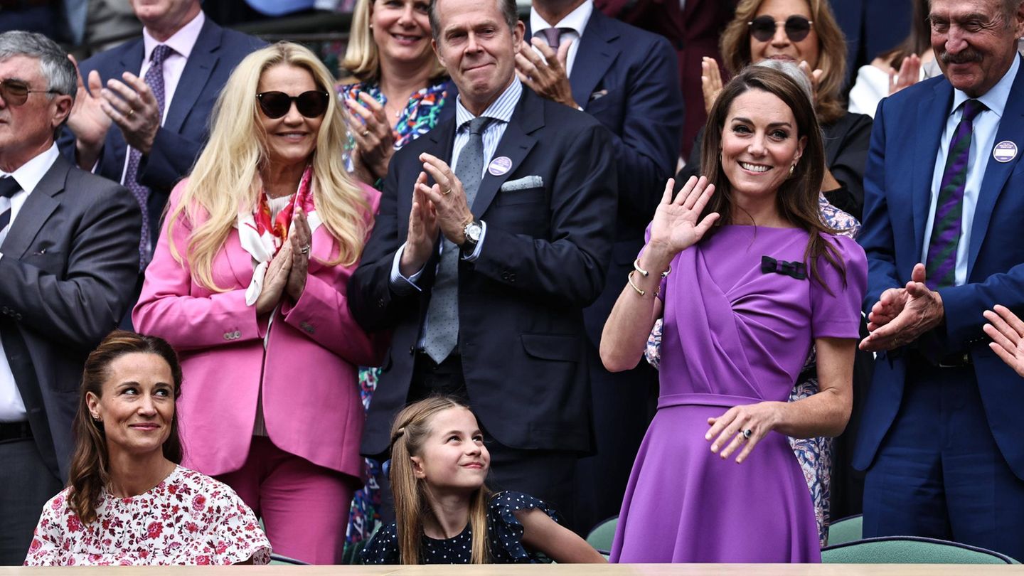 Kate winkt im lilafarbenen Kleid