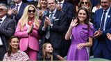 Kate winkt im lilafarbenen Kleid