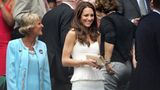Prinzessin Kate im weißen Kleid mit Spaghetti-Trägern auf der Tribüne in Wimbledon
