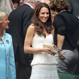Prinzessin Kate im weißen Kleid mit Spaghetti-Trägern auf der Tribüne in Wimbledon