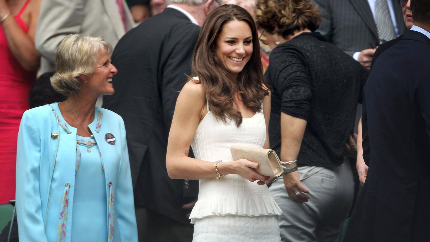 Prinzessin Kate im weißen Kleid mit Spaghetti-Trägern auf der Tribüne in Wimbledon