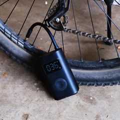 Elektrische Fahrradpumpe an einem Reifen