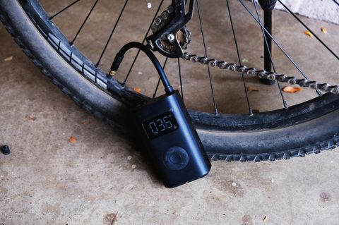 Elektrische Fahrradpumpe an einem Reifen