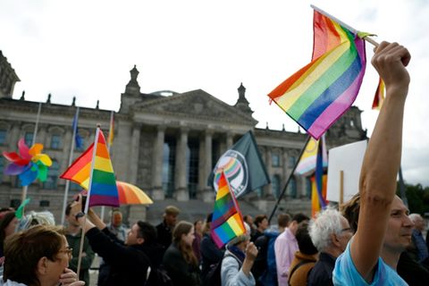 Demo für Hissen der Regenbogenflagge