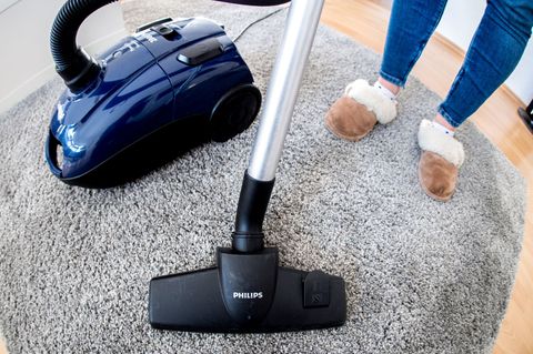 Trotz aller Versprechen der Gleichberechtigung bleibt Hausarbeit laut einer Studie weiterhin mehrheitlich an den Frauen hängen.